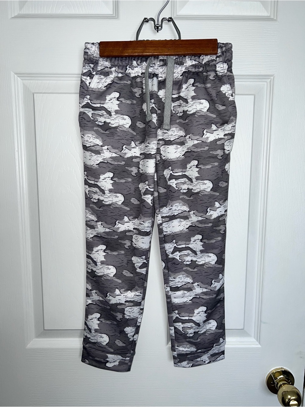 Kid’s 6/7 Gray & White Camo Jogger Pants